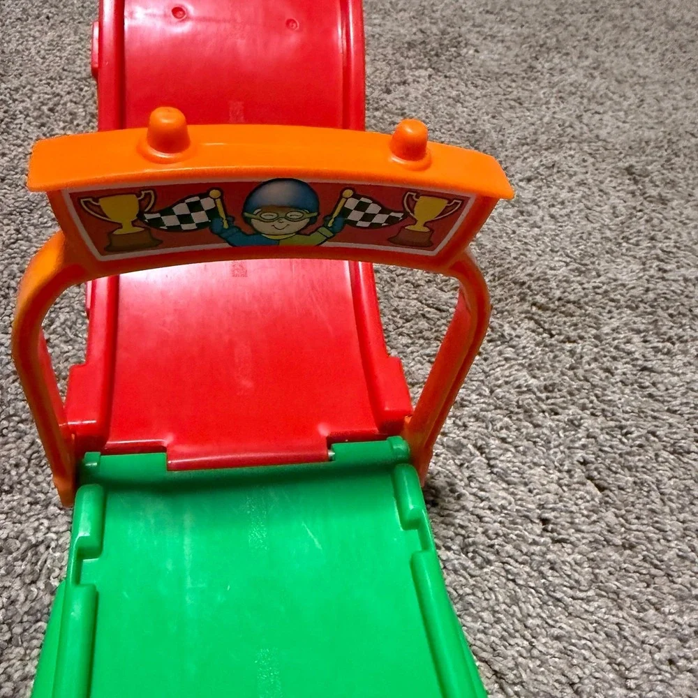 Fisher Price Little People Wheelies Fold 'n Go Rampway Garage 2 Cars